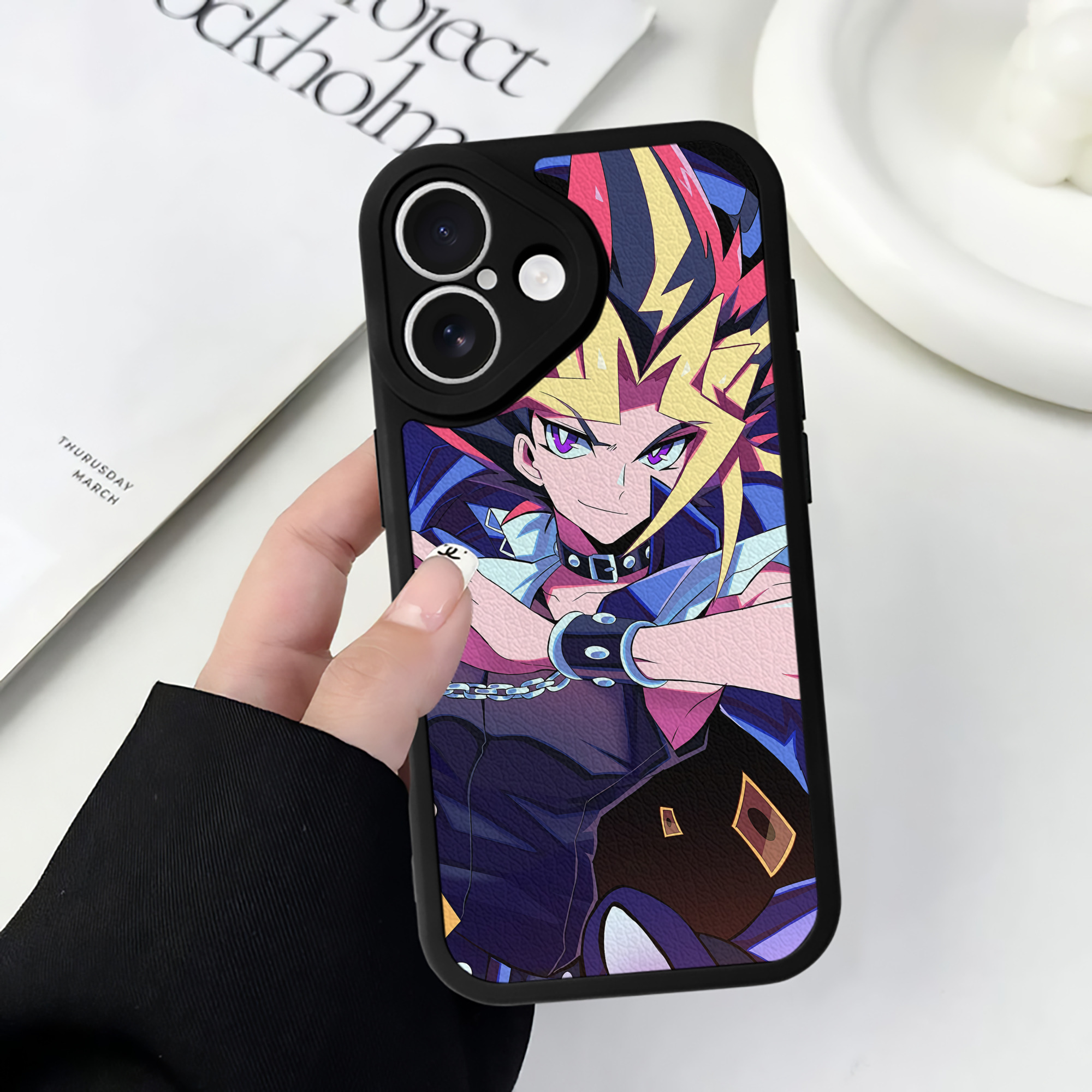 （画像用） 遊☆戯☆王 Yu-Gi-Oh! 【iPhone 16シリーズ対応】シリコンスマホケース（レザー調） 材質：シリコン
